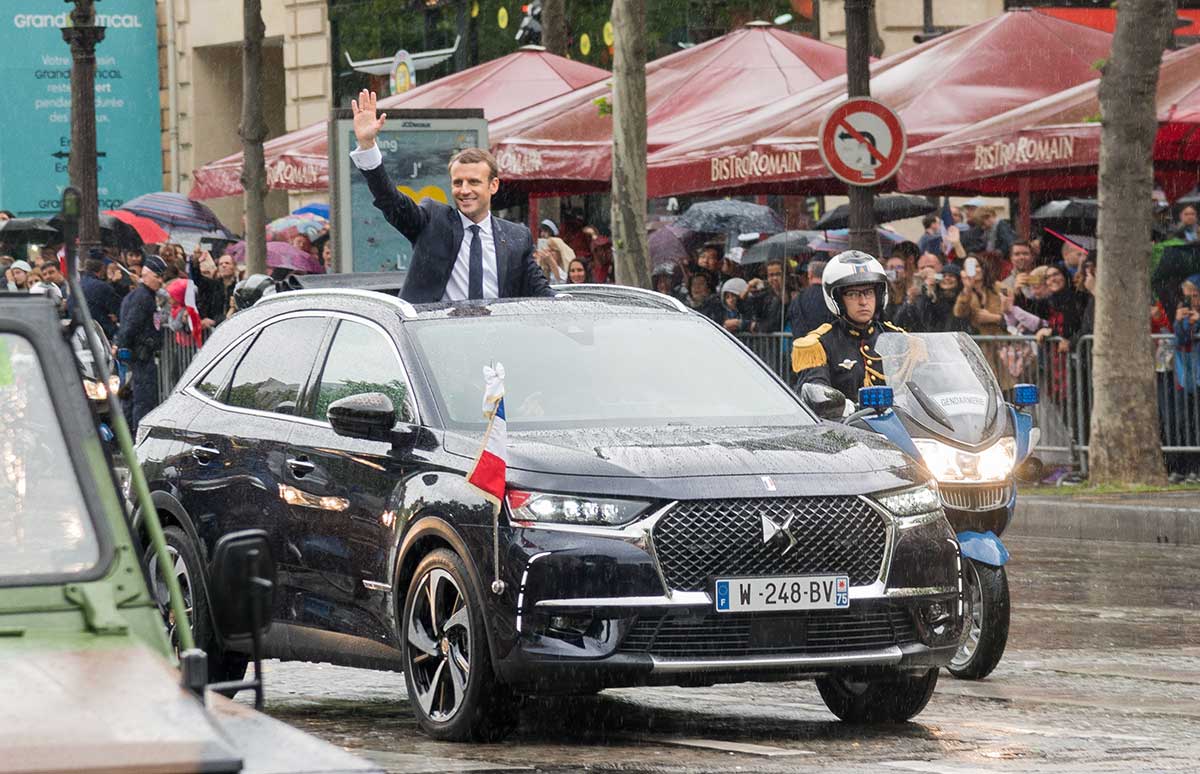 Macron in DS7 Crossback découvrable